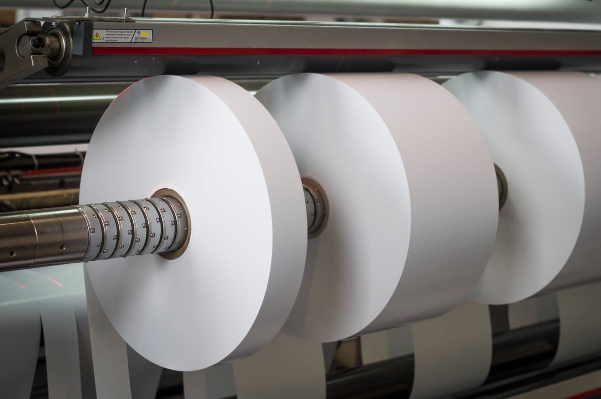 Cutting and rewinding of paper on an industrial machine